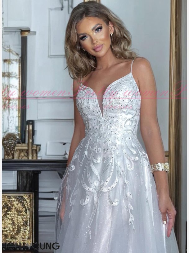 AURELLA-Hvid Maxi Kjole med Fine Stropper og Elegante Broderier