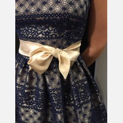 ESTERA Kort blondekjole i navibl farve