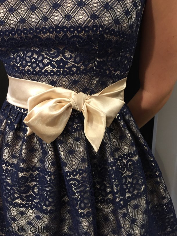 ESTERA Kort blondekjole i navibl farve