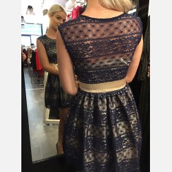 ESTERA Kort blondekjole i navibl farve