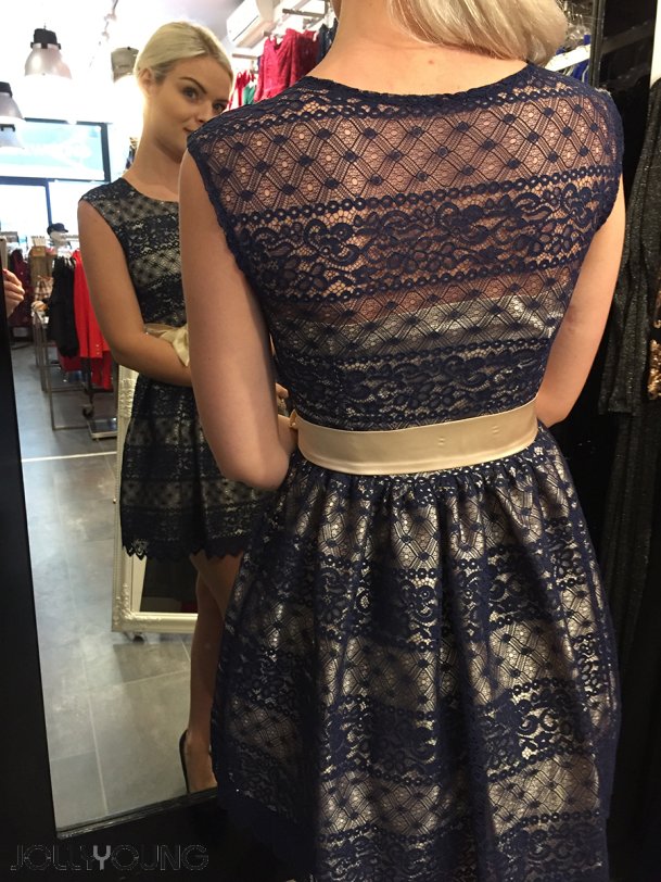 ESTERA Kort blondekjole i navibl farve