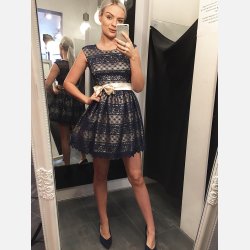 ESTERA Kort blondekjole i navibl farve