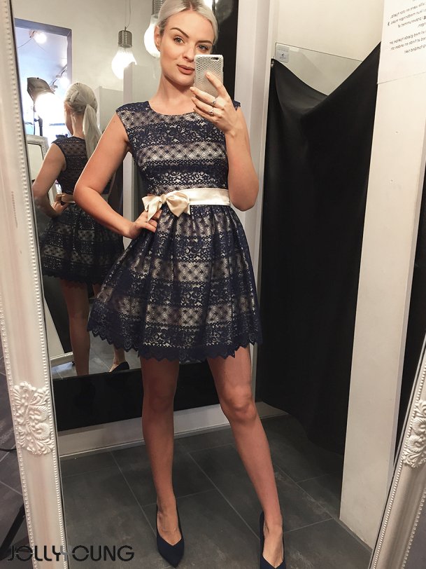 ESTERA Kort blondekjole i navibl farve