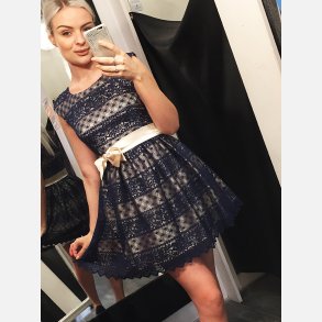 ESTERA Kort blondekjole i navibl farve