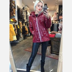 CANDI Lak jakke i bordeaux farve med imiteret pels