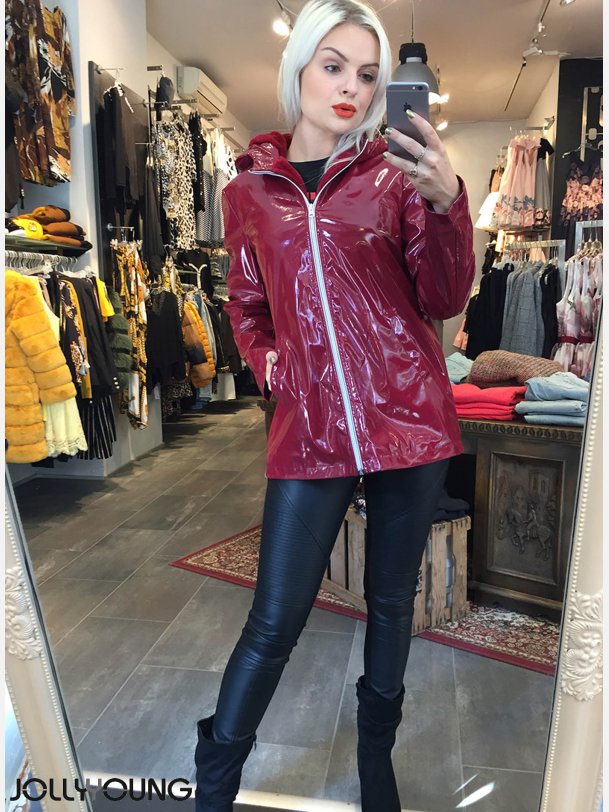 CANDI Lak jakke i bordeaux farve med imiteret pels