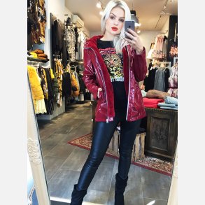 CANDI Lak jakke i bordeaux farve med imiteret pels