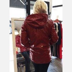 CANDI Lak jakke i bordeaux farve med imiteret pels