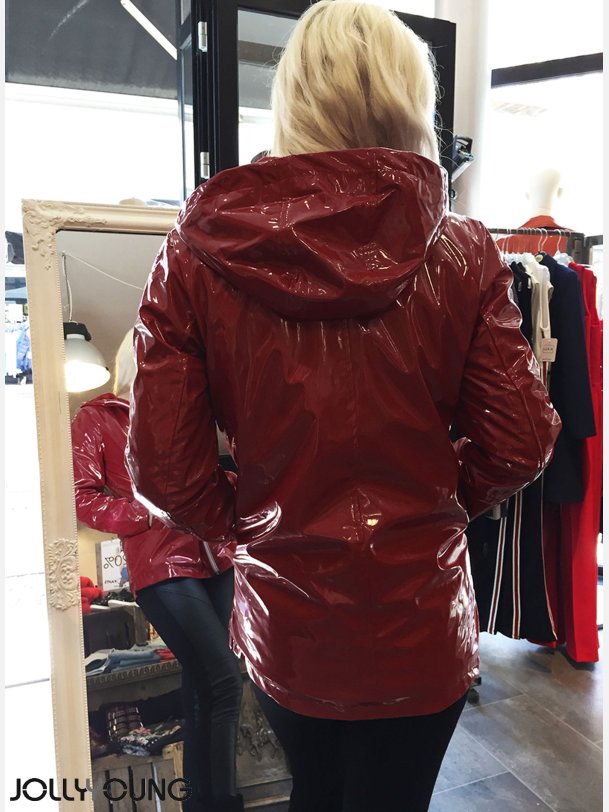 CANDI Lak jakke i bordeaux farve med imiteret pels