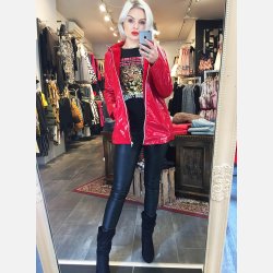 CANDI Lak jakke i rd farve med imiteret pels