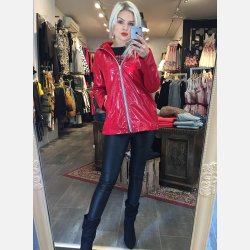 CANDI Lak jakke i rd farve med imiteret pels