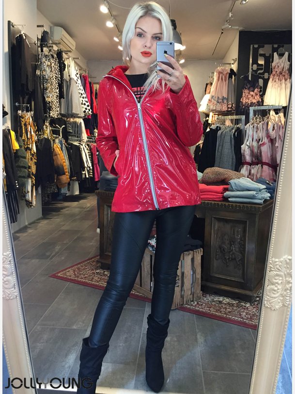 CANDI Lak jakke i rd farve med imiteret pels