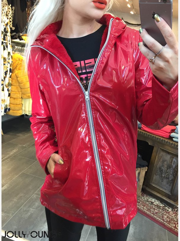 CANDI Lak jakke i rd farve med imiteret pels