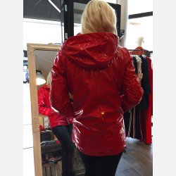 CANDI Lak jakke i rd farve med imiteret pels