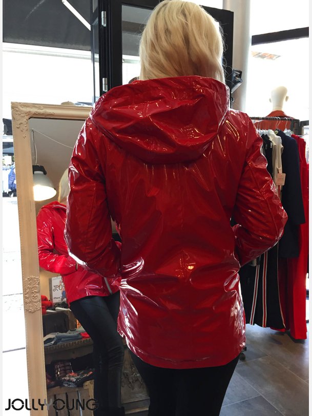 CANDI Lak jakke i rd farve med imiteret pels