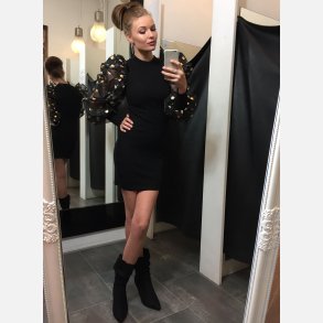 DORIS Sort kort kjole med chiffon pufrmer