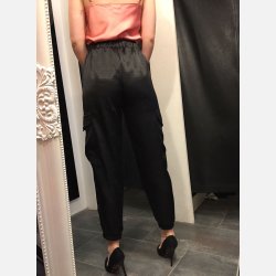 FELICIA Sort shiny bukser