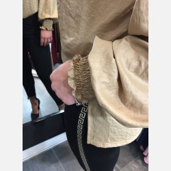 IVA Beige satin bluse i afslappet pasform 