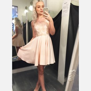 AMANDA Kjole i rosa farve med blonde overdel