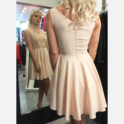 AMANDA Kjole i rosa farve med blonde overdel