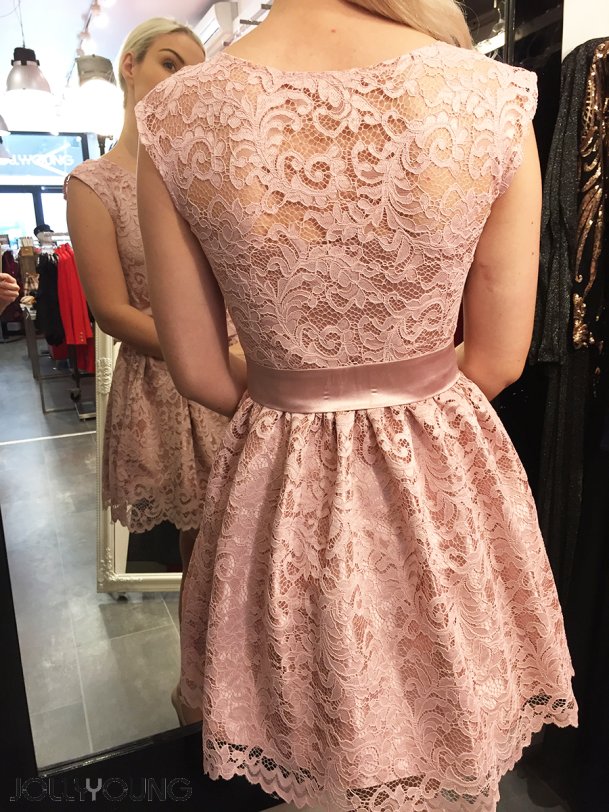 ESTERA Kort blondekjole i rosa farve