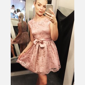 ESTERA Kort blondekjole i rosa farve