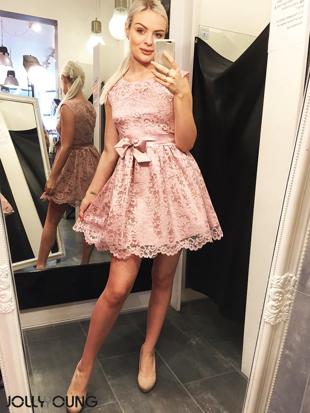 ESTERA Kort blondekjole i rosa farve