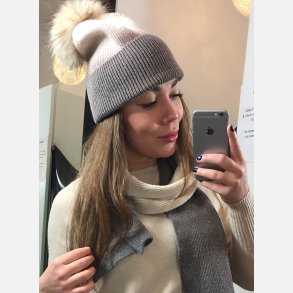 LURO 2 Ribstriket hue med gte pelskvast