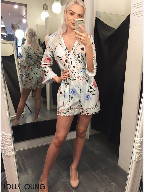 CHIARA Lysebl playsuit i blomsterprint