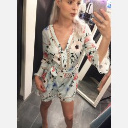 CHIARA Lysebl playsuit i blomsterprint