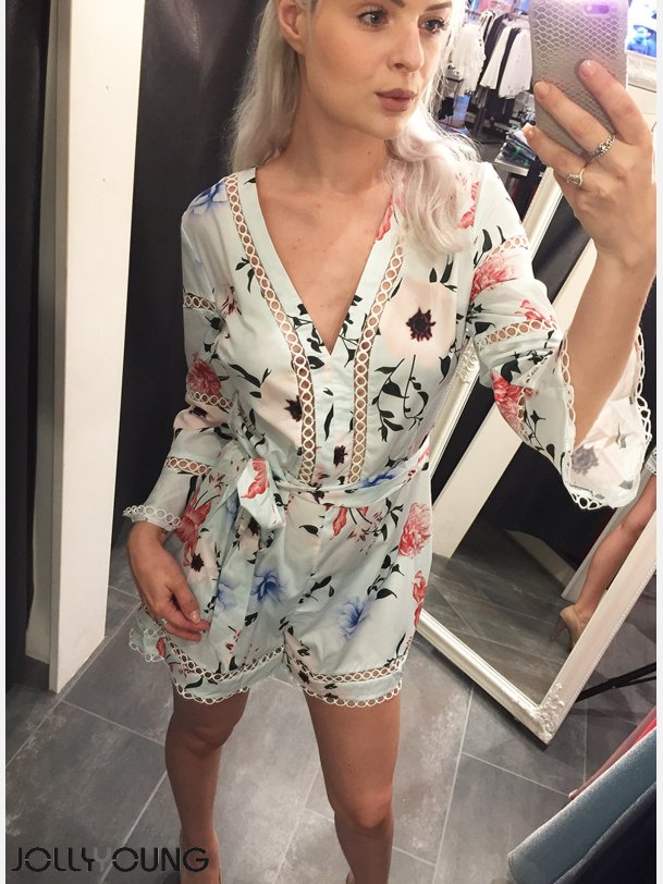 CHIARA Lysebl playsuit i blomsterprint