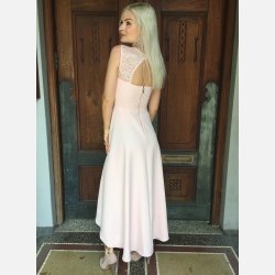 NELKA Rosa kjole med blonder