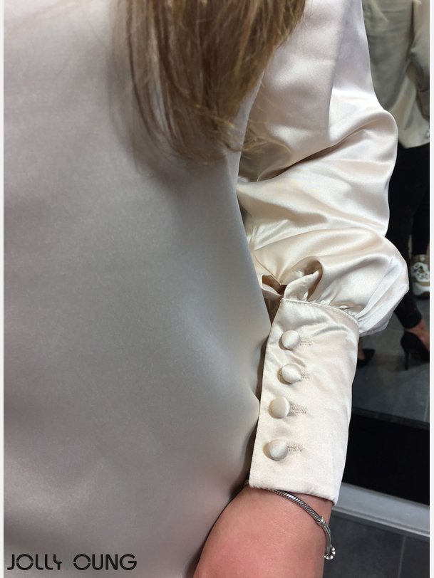 PIEW Satin bluse i beige farve