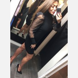 RENATTA Sort glitrende kjole med chiffon rmer