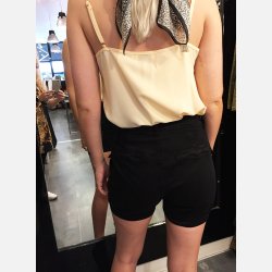 ROSALIA Shorts med knapper i sort farve
