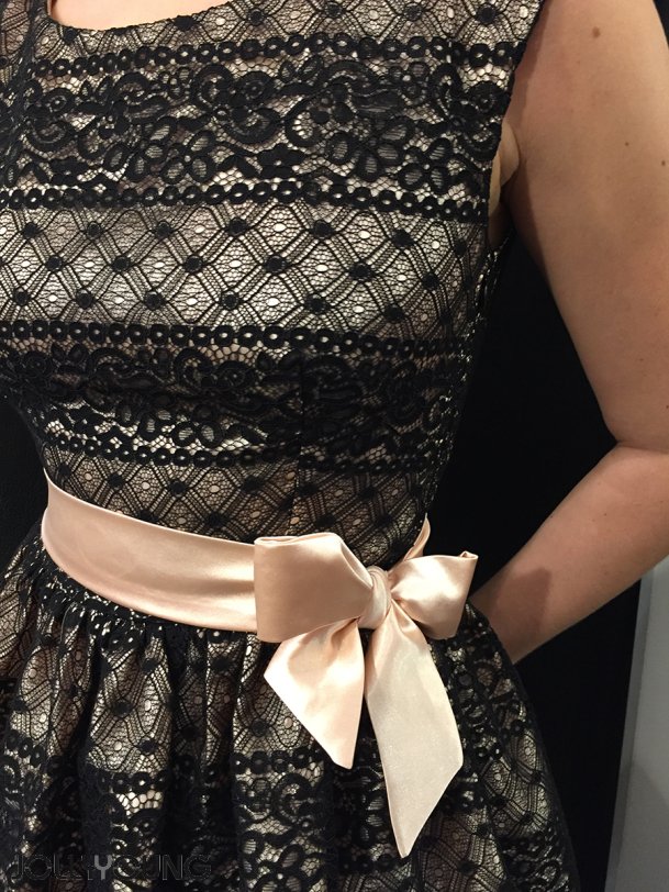 ESTERA Kort blondekjole i sort farve