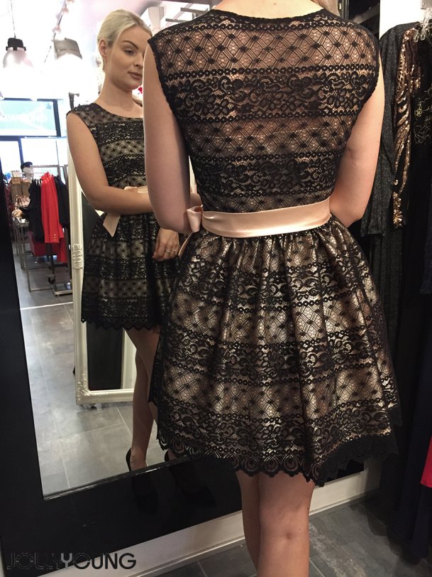 ESTERA Kort blondekjole i sort farve