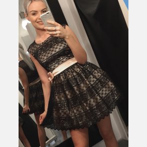 ESTERA Kort blondekjole i sort farve