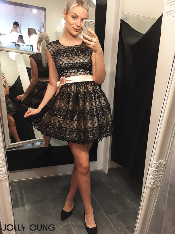 ESTERA Kort blondekjole i sort farve