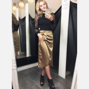 TOTIE Satin sl om nederdel i beige 