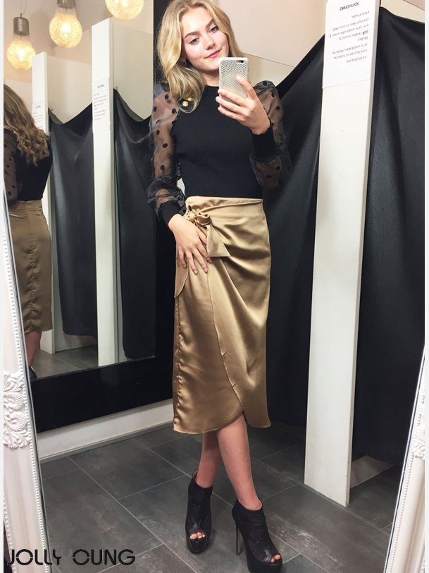 TOTIE Satin sl om nederdel i beige 