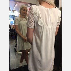 ORIANE Hvid kjole med blonder