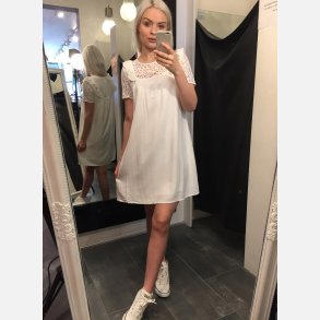 ORIANE Hvid kjole med blonder