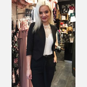 EDE VIP Kort blazer i sort farve