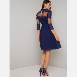 EMERY Navybl kjole med mesh og broderier