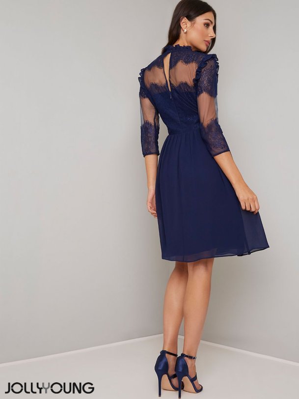 EMERY Navybl kjole med mesh og broderier